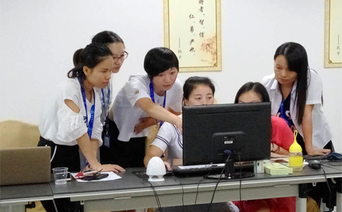  美女們互相交流學習，氣氛有點嚴肅啊